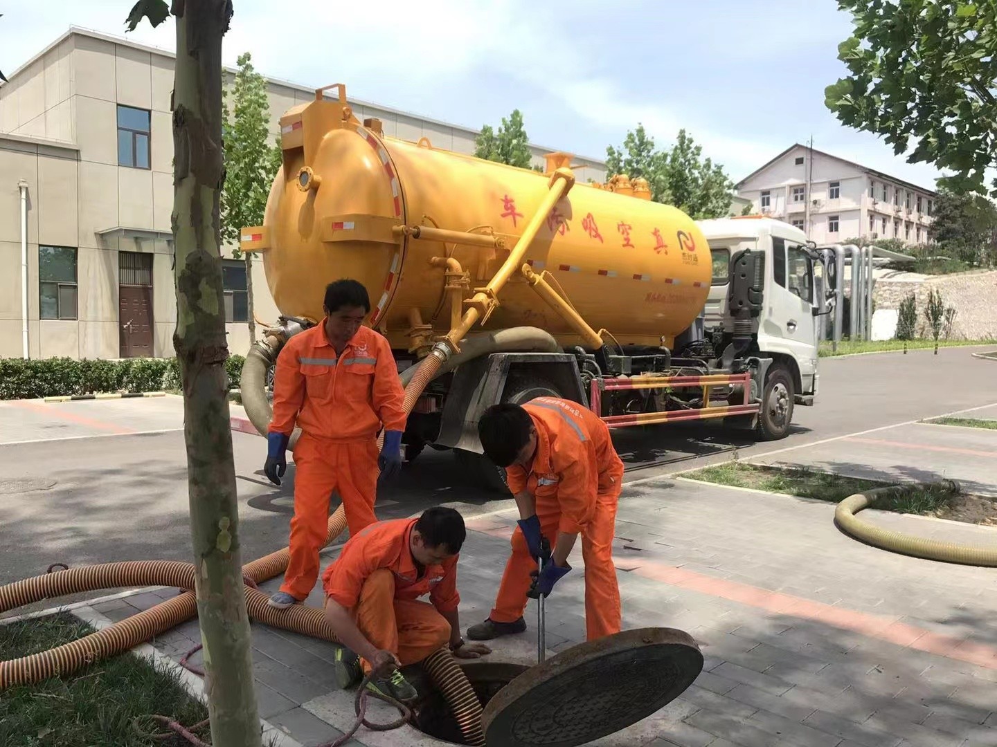 遂宁管道疏通车停在窨井附近