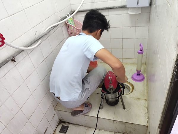 遂宁管道堵塞冒臭气 专业师傅现场解决问题