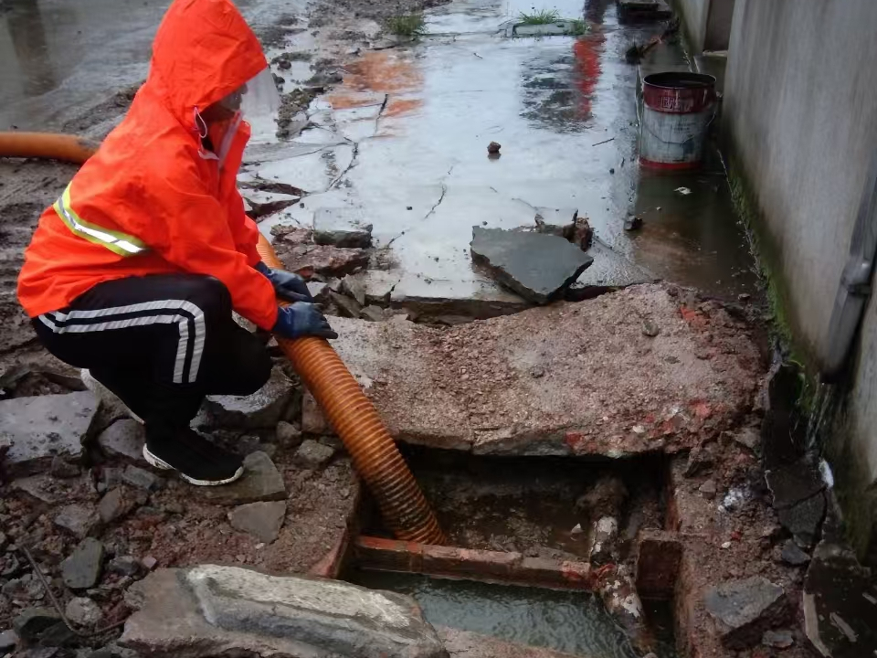 遂宁专业清理污水池 炜誉市政以规范流程守护城市 “肠道”